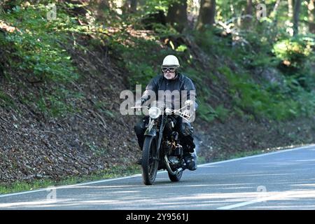 Altenkirchen Themenfoto : Automobil, Oldtimer, Veteranen, Klassiker, Raritaeten, Deutschland, Rhénanie-Palatinat, Altenkirchen, MSc Altenkirchen, 44. ADAC Raiffeisen-Veteranenfahrt, 05.10.2024 Oldtimer Motorrad Themenfoto : Automobil, Oldtimer, Veteranen, Klassiker, Raritaeten, Deutschland, Rhénanie-Palatinat, Altenkirchen, MSc Altenkirchen, 44. ADAC Raiffeisen-Veteranenfahrt, 05.10.2024 *** Altenkirchen thème photo automobile, voitures anciennes, vétérans, classiques, raretés, Allemagne, Rhénanie-Palatinat, Altenkirchen, MSC Altenkirchen, 44 ADAC Raiffeisen Veteranenfahrt, 05 10 2024 Oldtimer moto The Banque D'Images