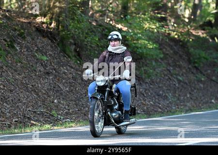 Altenkirchen Themenfoto : Automobil, Oldtimer, Veteranen, Klassiker, Raritaeten, Deutschland, Rhénanie-Palatinat, Altenkirchen, MSc Altenkirchen, 44. ADAC Raiffeisen-Veteranenfahrt, 05.10.2024 Altes Motorrad Themenfoto : Automobil, Oldtimer, Veteranen, Klassiker, Raritaeten, Deutschland, Rhénanie-Palatinat, Altenkirchen, MSc Altenkirchen, 44. ADAC Raiffeisen-Veteranenfahrt, 05.10.2024 *** Altenkirchen thème photo automobile, voitures anciennes, anciens combattants, classiques, raretés, Allemagne, Rhénanie-Palatinat, Altenkirchen, MSc Altenkirchen, 44 ADAC Raiffeisen Veteranenfahrt, 05 10 2024 photo de thème ancienne moto Banque D'Images