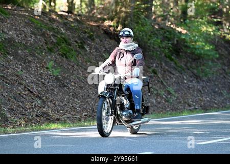 Altenkirchen Themenfoto : Automobil, Oldtimer, Veteranen, Klassiker, Raritaeten, Deutschland, Rhénanie-Palatinat, Altenkirchen, MSc Altenkirchen, 44. ADAC Raiffeisen-Veteranenfahrt, 05.10.2024 Altes Motorrad Themenfoto : Automobil, Oldtimer, Veteranen, Klassiker, Raritaeten, Deutschland, Rhénanie-Palatinat, Altenkirchen, MSc Altenkirchen, 44. ADAC Raiffeisen-Veteranenfahrt, 05.10.2024 *** Altenkirchen thème photo automobile, voitures anciennes, anciens combattants, classiques, raretés, Allemagne, Rhénanie-Palatinat, Altenkirchen, MSc Altenkirchen, 44 ADAC Raiffeisen Veteranenfahrt, 05 10 2024 photo de thème ancienne moto Banque D'Images