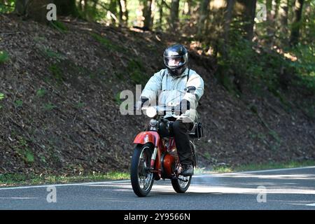 Altenkirchen Themenfoto : Automobil, Oldtimer, Veteranen, Klassiker, Raritaeten, Deutschland, Rhénanie-Palatinat, Altenkirchen, MSc Altenkirchen, 44. ADAC Raiffeisen-Veteranenfahrt, 05.10.2024 Kreidler Florett BJ. 1964 Themenfoto : Automobil, Oldtimer, Veteranen, Klassiker, Raritaeten, Deutschland, Rhénanie-Palatinat, Altenkirchen, MSc Altenkirchen, 44. ADAC Raiffeisen-Veteranenfahrt, 05.10.2024 *** Altenkirchen thème photo automobile, voitures anciennes, anciens combattants, classiques, raretés, Allemagne, Rhénanie-Palatinat, Altenkirchen, MSc Altenkirchen, 44 ADAC Raiffeisen Veteranenfahrt, 05 10 2024 Kreidler Floret Banque D'Images