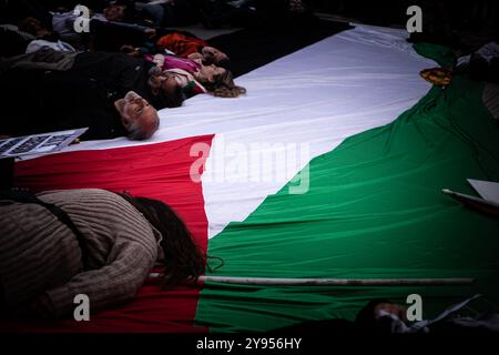 Buenos Aires, Buenos Aires, Argentine. 8 octobre 2024. À l'occasion du premier anniversaire de l'aggravation du génocide en Palestine par l'État sioniste d'Israël, un acte d'unité a été organisé sur la Plaza de Mayo. En collaboration avec des organisations de la communauté palestinienne et arabe (crédit image : © Daniella Fernandez Realin/ZUMA Press Wire) USAGE ÉDITORIAL SEULEMENT! Non destiné à UN USAGE commercial ! Banque D'Images