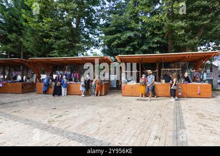 Expérience de shopping décontractée au stand du marché en bois à Kanlica istanbul, turquie Banque D'Images