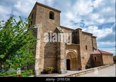 Zariquiegui, Espagne- 21 mai 2024 : L'église de San Andres dans le village de Zariquiegui sur le Camnio. Banque D'Images