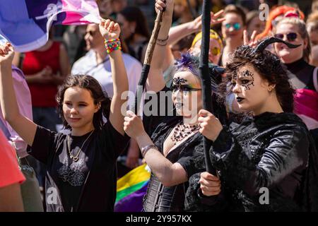 Jeunes femmes ou adolescentes en costumes de goth à Helsinki Pride 2024 après la fête au parc Kaivopuisto, Helsinki, Finlande Banque D'Images