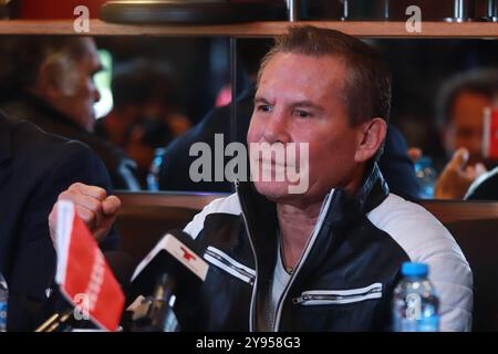 Mexico, Inde. 07 octobre 2024. Julio Cesar Chavez ancien champion du monde de boxe parlant lors d'une conférence de presse pour promouvoir l'expérience 2024 Mexique, au Sports and Chips Restaurant. (Photo de Carlos Santiago/Eyepix Group/SIPA USA). Crédit : Sipa USA/Alamy Live News Banque D'Images