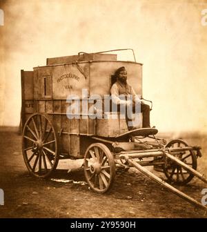 La camionnette de l'artiste. Marcus Sparling, portrait en pied, assis sur la camionnette photographique de Roger Fenton, 1855 Banque D'Images