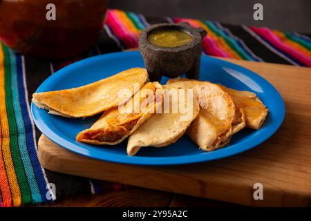 Les tacos de Canasta, des « tacos en panier » également connus sous le nom de Tacos Sudados, sont un fast food typique du Mexique. Ils sont faits avec des tortillas de maïs et peuvent être remplis Banque D'Images