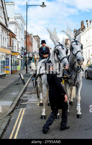 Un autocar traditionnel et des chevaux garés dans la High Street annonce la grande réouverture de l'hôtel historique White Hart, High Street, Lewes, Sussex, Royaume-Uni. Banque D'Images