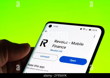 Revolut - application Mobile Finance affichée sur l'écran d'un smartphone, mettant en évidence les options à ouvrir ou à désinstaller dans le Google Play Store. Stafford, United Ki Banque D'Images