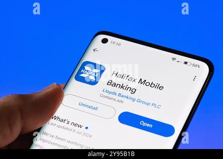 Interface de l'application Halifax Mobile Banking affichée sur l'écran du smartphone Android, affichant les fonctionnalités bancaires numériques pour les utilisateurs au Royaume-Uni. Stafford, United Kin Banque D'Images