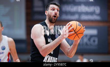 Wuerzbourg, Allemagne. 08 octobre 2024. IM Bild : Owen Klassen (Wuerzburg Baskets, 5), Verwunderung 08.10.2024, FIT/One Wuerzburg Baskets v. KK Igokea, Ligue des champions de basket-ball, 2. Spieltag, Deutschland, Wuerzburg, tectake-Arena, crédit : dpa/Alamy Live News Banque D'Images