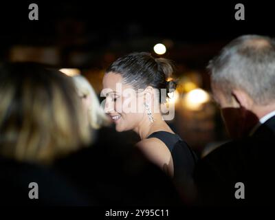 ZURICH / SUISSE, 8 octobre 2024. Alicia Vikander arrive sur le tapis vert pour 'The Assessment' et signe des autographes lors du 20ème Festival du film de Zurich sur le Corso le 08 octobre 2024 à Zurich, Suisse. Crédits : Walter Gilgen Banque D'Images