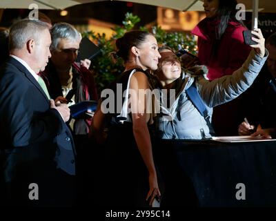 ZURICH / SUISSE, 8 octobre 2024. Alicia Vikander arrive sur le tapis vert pour 'The Assessment' et signe des autographes lors du 20ème Festival du film de Zurich sur le Corso le 08 octobre 2024 à Zurich, Suisse. Crédits : Walter Gilgen Banque D'Images