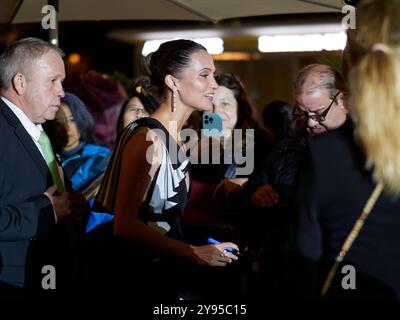 ZURICH / SUISSE, 8 octobre 2024. Alicia Vikander arrive sur le tapis vert pour 'The Assessment' et signe des autographes lors du 20ème Festival du film de Zurich sur le Corso le 08 octobre 2024 à Zurich, Suisse. Crédits : Walter Gilgen Banque D'Images