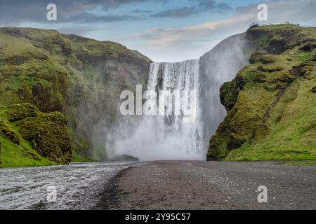 Majestueuse cascade de Skogafoss en Islande, présentée dans Game of Thrones : Iconic Natural Wonder avec ses imposantes cascades, ses paysages époustouflants et son aventure Banque D'Images