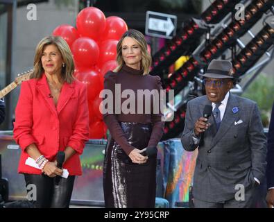 8 octobre 2024, New York, New York, États-Unis : todayâ€™ accueille HODA KOTB, SAVANNAH GUTHRIE et Al ROKER vus lors de la performance du groupe COLDPLAYâ€™ lors de l'émission Today organisée au Rockefeller Plaza. (Crédit image : © Nancy Kaszerman/ZUMA Press Wire) USAGE ÉDITORIAL SEULEMENT! Non destiné à UN USAGE commercial ! Banque D'Images