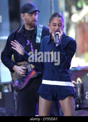 8 octobre 2024, New York, New York, États-Unis : la chanteuse/actrice Argentine TINI STOESSEL se produit avec le groupe COLDPLAY vu dans le spectacle Today organisé au Rockefeller Plaza. (Crédit image : © Nancy Kaszerman/ZUMA Press Wire) USAGE ÉDITORIAL SEULEMENT! Non destiné à UN USAGE commercial ! Banque D'Images