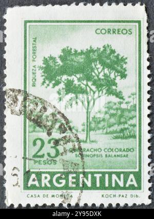 Timbre-poste oblitéré imprimé par l'Argentine, qui montre l'arbre rouge Quebracho Colorado, vers 1964. Banque D'Images