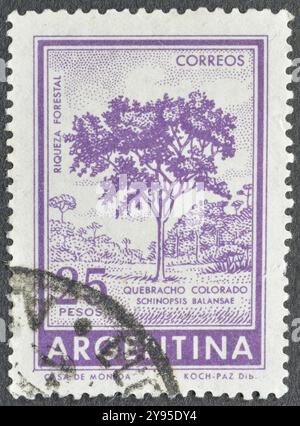 Timbre-poste oblitéré imprimé par l'Argentine, qui montre l'arbre rouge Quebracho Colorado, vers 1964. Banque D'Images