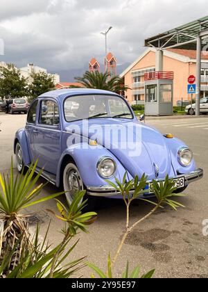 Voiture violette vintage dans la rue en été. Nostalgie à l'ancienne et concept de style rétro Banque D'Images