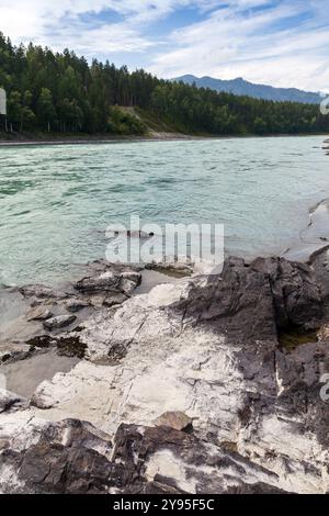 Côte rocheuse de la rivière Katun, photo verticale prise un jour d'été. République de l'Altaï, Russie Banque D'Images