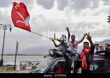 Srinagar, Inde. 08 octobre 2024. Les partisans du parti de la Conférence nationale du Jammu-et-Cachemire (JKNC) célèbrent après avoir remporté les élections de l'Assemblée. La Conférence nationale du Jammu-et-Cachemire (JKNC) et le Congrès national indien (INC) ont remporté les élections, un phénomène qui se produit après 10 ans dans la région. L'alliance du Congrès national indien (INC) a obtenu 48 sièges sur 90. Crédit : SOPA images Limited/Alamy Live News Banque D'Images