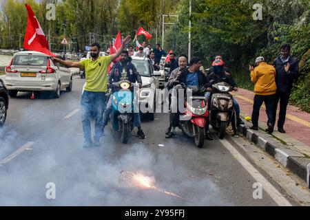 Srinagar, Inde. 08 octobre 2024. Les partisans du parti de la Conférence nationale du Jammu-et-Cachemire (JKNC) font éclater les crackers alors qu'ils célèbrent leur victoire aux élections de l'Assemblée. La Conférence nationale du Jammu-et-Cachemire (JKNC) et le Congrès national indien (INC) ont remporté les élections, un phénomène qui se produit après 10 ans dans la région. L'alliance du Congrès national indien (INC) a obtenu 48 sièges sur 90. Crédit : SOPA images Limited/Alamy Live News Banque D'Images