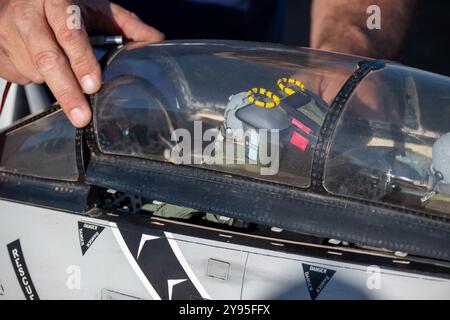 Un homme regarde un cockpit d'avion modèle Banque D'Images