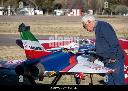 Un homme travaille sur un avion à réaction radiocommandé. Banque D'Images