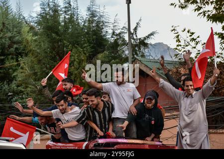 Srinagar, Inde. 08 octobre 2024. Les partisans du parti de la Conférence nationale du Jammu-et-Cachemire (JKNC) crient des slogans et brandissent des drapeaux du parti alors qu'ils célèbrent leur victoire aux élections de l'Assemblée. La Conférence nationale du Jammu-et-Cachemire (JKNC) et le Congrès national indien (INC) ont remporté les élections, un phénomène qui se produit après 10 ans dans la région. L'alliance du Congrès national indien (INC) a obtenu 48 sièges sur 90. Crédit : SOPA images Limited/Alamy Live News Banque D'Images