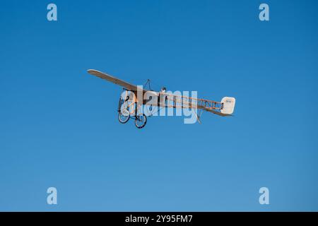 Avion vintage Bleriot XI volant dans le ciel bleu. Avion radiocommandé Banque D'Images