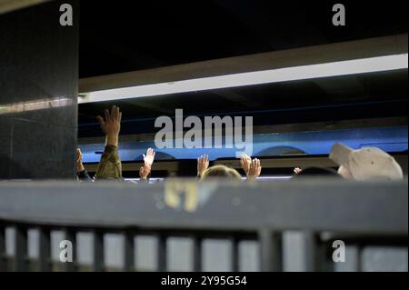 Rome, Italie. 8 octobre 2024. Les mains levées des étudiants chantant pour la Palestine à l’intérieur de l’EUR Fermi s’arrêtent lors de la manifestation des étudiants des collectifs de soutien à la cause palestinienne contre les entreprises qui collaborent avec Israël qui sont rassemblées dans la conférence Â«Cybertech Europe 2024Â» à Rome. Quelques dizaines d'étudiants appartenant aux collectifs d'étudiants pour la Palestine avaient exprimé leur intention de marcher devant le Fuksas Nuvola Congress Center où se déroule la conférence ''Cybertech Europe 2024'', avec la participation de certaines entreprises qui ont col Banque D'Images