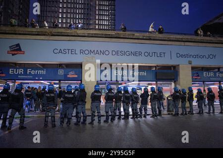 Rome, Italie. 8 octobre 2024. Une ligne de police en tenue anti-émeute devant la station de métro EUR Fermi à l'occasion de la manifestation des étudiants des collectifs de soutien à la cause palestinienne contre les entreprises qui collaborent avec Israël qui sont rassemblées dans la conférence ''Cybertech Europe 2024'' à Rome . Quelques dizaines d'étudiants appartenant aux collectifs d'étudiants pour la Palestine avaient exprimé leur intention de marcher devant le Fuksas Nuvola Congress Center où se déroule la conférence ''Cybertech Europe 2024'', avec la participation de quelques entreprises qui ont eu lieu Banque D'Images