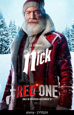 Red One (2024) réalisé par Jake Kasdan et mettant en vedette J.K. Simmons dans le rôle de Nick. Rejoignez la quête pour sauver le Père Noël dans ce conte de vacances bourré d'action. Affiche de personnage AMÉRICAINE ***USAGE ÉDITORIAL SEULEMENT ***. Crédit : BFA / Amazon Studios Banque D'Images