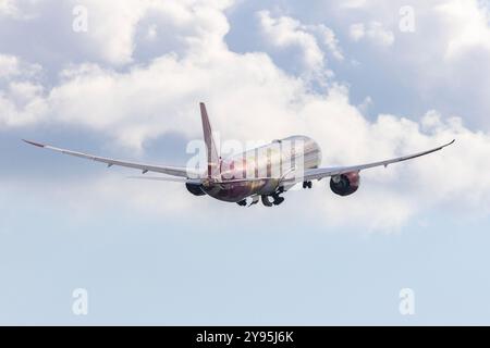 Juneyao Airlines Boeing 787 Dreamliner décolle de l'aéroport d'Helsinki en Finlande Banque D'Images