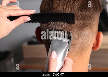 coiffeur professionnel pour une coupe élégante en salon, gros plan Banque D'Images