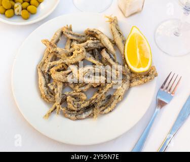 Savoureux anchois frits avec citron sur l'assiette Banque D'Images