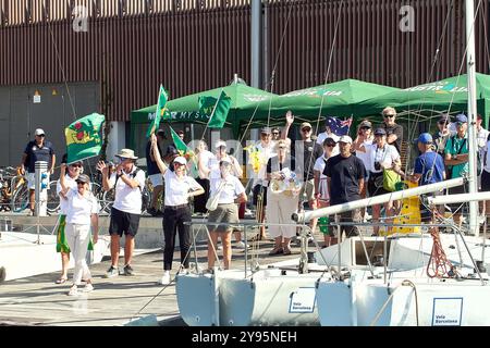 AGENCE PHOTO PPL - COPYRIGHT RÉSERVÉ Coupe de l'America 2024 - Barcelone, Espagne supporters des dames dans le port olympique prêt pour l'équipe (en particulier pour les Australiens) CRÉDIT PHOTO : © Alexander Panzeri/PPL Banque D'Images