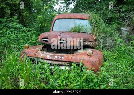 Corder, Missouri - Lorenz Service and Salvage, une jonque pour les voitures anciennes et anciennes. Banque D'Images