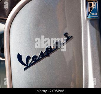 Gros plan de leur scooter Piaggio Vespa, célèbre véhicule vintage italien des années 60 et 70 Banque D'Images