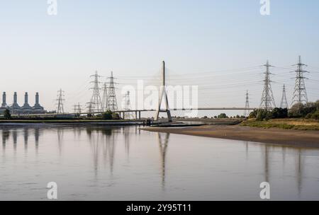 Les lignes électriques du National Grid, la centrale électrique de Connah's Quay et le pont à haubans Flintshire dominent la vue sur l'estuaire de la rivière Dee au pays de Galles. Banque D'Images
