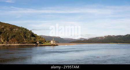 COES Faen Hall se dresse sur un promontoire dans l'estuaire de Mawddach sous les collines de Snowdonia dans le nord du pays de Galles. Banque D'Images