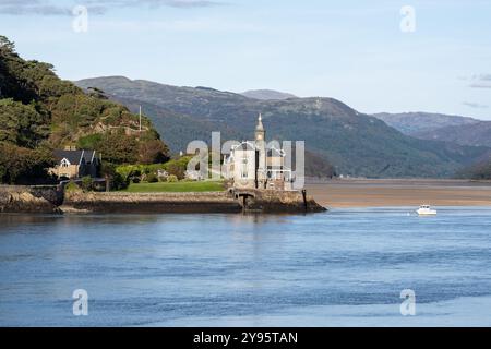 COES Faen Hall se dresse sur un promontoire dans l'estuaire de Mawddach sous les collines de Snowdonia dans le nord du pays de Galles. Banque D'Images