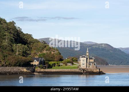 COES Faen Hall se dresse sur un promontoire dans l'estuaire de Mawddach sous les collines de Snowdonia dans le nord du pays de Galles. Banque D'Images