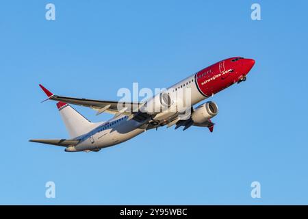 Boeing 737 norvégien décollant de l'aéroport d'Helsinki Banque D'Images