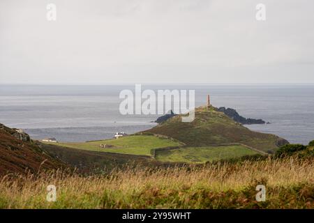 Les randonneurs marchent le long du South West Coast Path au cap Cornwall près de Land's End en Angleterre. Banque D'Images