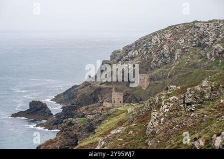 Des maisons de machines parsèment les falaises des mines d'étain et de cuivre de Botallack à Cornwall. Banque D'Images