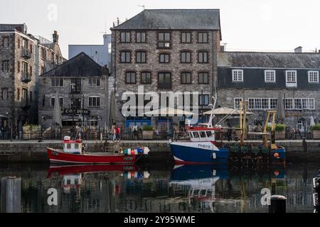 Les bateaux de pêche sont amarrés dans le port de Sutton dans la région Barbican de Plymouth, en Angleterre. Banque D'Images