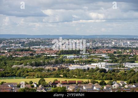 Le paysage urbain de Bristol, y compris Hartcliffe et Hengrove Park au premier plan, Knowle West et le centre-ville au-delà, et le pont Severn Bridge et Banque D'Images