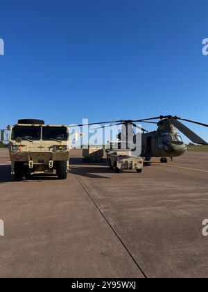 Un CH-47 Chinook de la Garde nationale de l'Oklahoma Army est préparé par des membres de la Garde nationale de l'Oklahoma à l'OKARNG Aviation support Facility à Lexington, Oklahoma sur Oct. 6 avant d'être déployé en Caroline du Sud pour soutenir les efforts de secours de l'ouragan Helene. Sous la direction du département de gestion des urgences de l'Oklahoma et avec l'approbation du gouverneur Kevin Stitt, la Garde nationale de l'Oklahoma soutient les efforts de secours de l'ouragan Helene en Caroline du Sud. Le Département de la gestion des urgences de Caroline du Nord a soumis, par l'intermédiaire de l'Emergency Management assistance Compact (EMAC), une demande à OK Banque D'Images